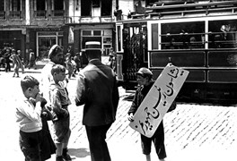1 Temmuz 1927’de Mustafa Kemal’in İstanbul’a gelişi için şehirde hazırlıklar yapılıyordu. Haziran ayının son günlerinde Bahçekapı tramvay durağı önünde küçük bir İstanbullu “Yaşasın Reisicumhurumuz” yazılı afişi böyle taşıdı.